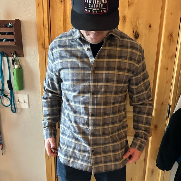 Vince Men’s Flannel - Picture 2 of 9